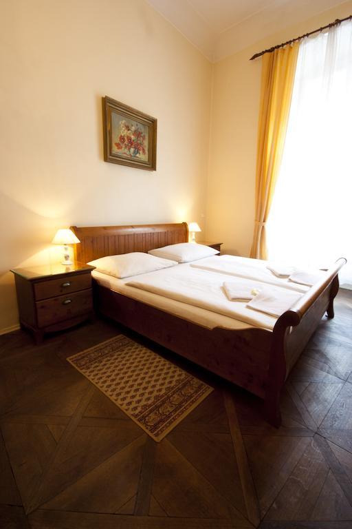 Hotel U Zlateho Jelena Прага Номер фото