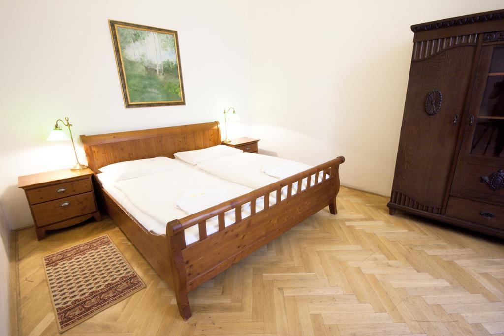Hotel U Zlateho Jelena Прага Номер фото